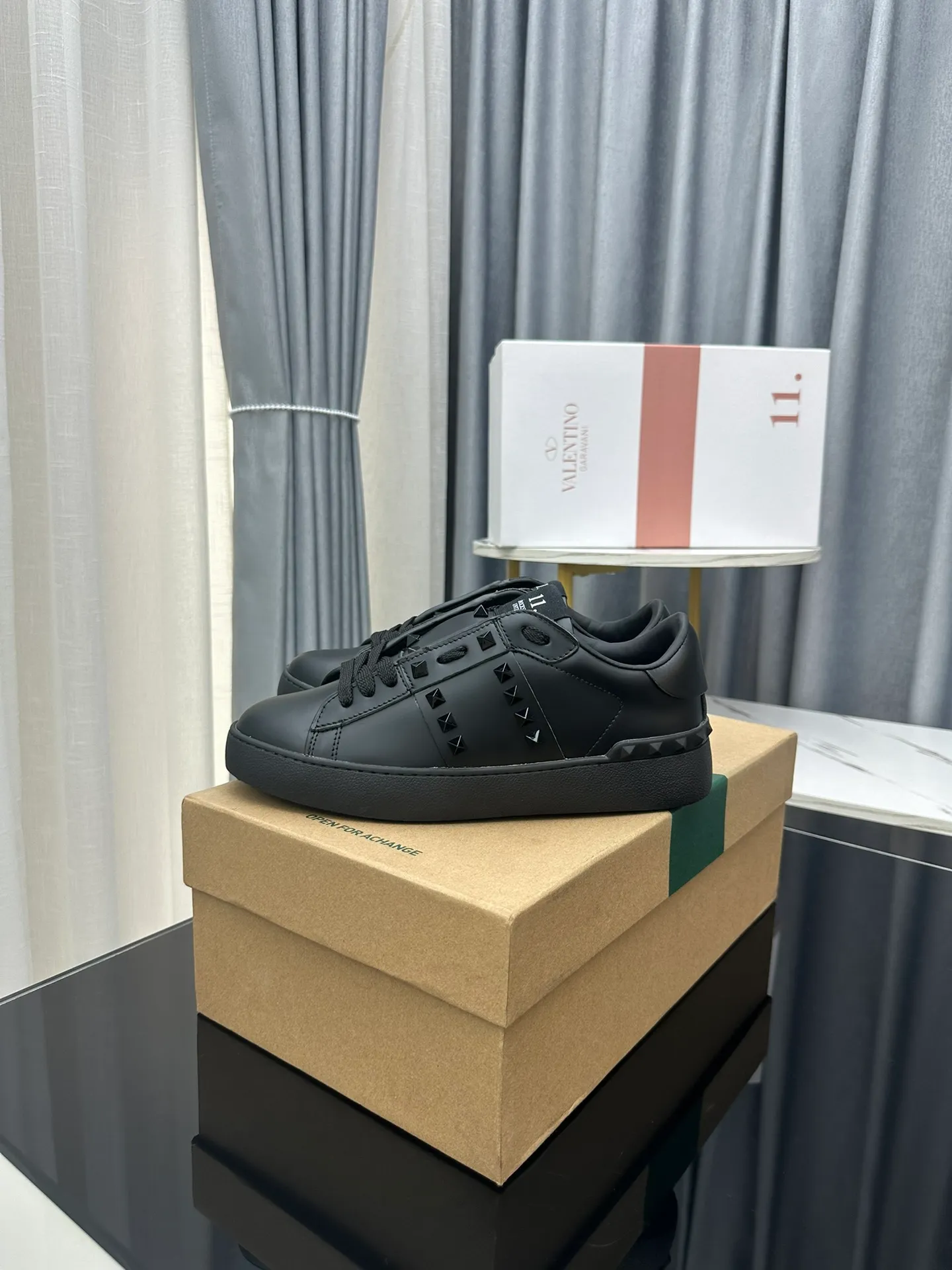👟👟Ex-factory price 480👟👟 Women's shoes Women's clothing Valentino Valentino GARAVANI O👟👟Ex-factory price EN DISCO Rivets Thick soles Casual sneakers Increased height White shoes Original purchase and development Production V family classic series Willow nail white shoes Hot sale at the counter Brand new Huge 6.5cm platform thick sole with original classic series A perfect favorite for short people. Comes with exquisite packaging at the counter🛍📦 ▪️ Fabric: Original custom imported calfskin ▪️ Lining: Imported custom soft cowhide lining ▪️ Sole: Original molded ultra-light rubber foam material ▪️ Sole thickness: 6.5 ▪️ Size: Women's 35-45 (45 is custom-made and cannot be returned or exchanged)